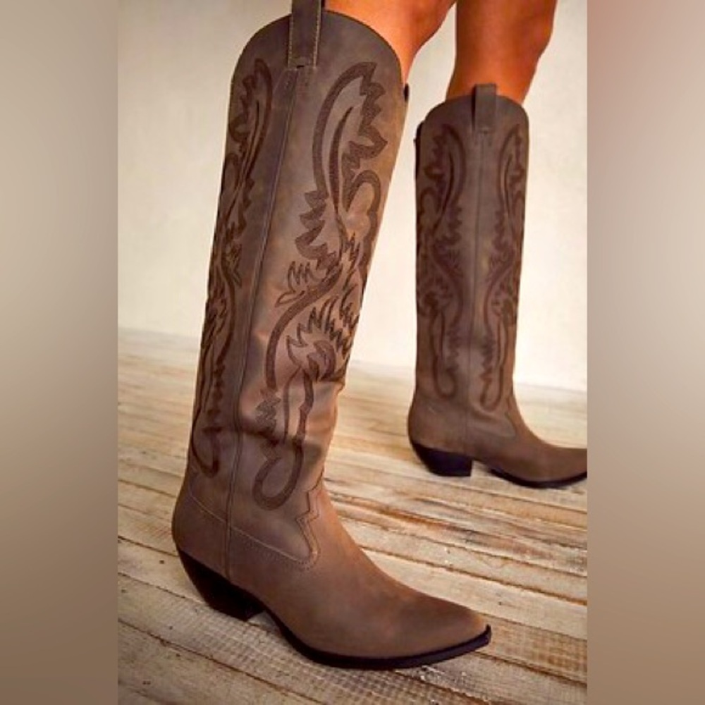 ‼️SOLD‼️Women's Jeffrey Campbell Brown Western Boots sold at Free People